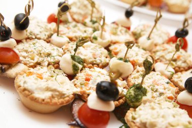 birçok tartlets büfe masa üzerinde Rus salatası ile