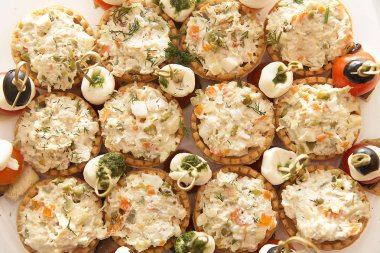 birçok tartlets büfe masa üzerinde Rus salatası ile