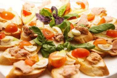 Yumurta, domates, pate ile lezzetli aperatifler