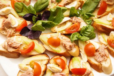 Yumurta, domates, pate ile lezzetli aperatifler