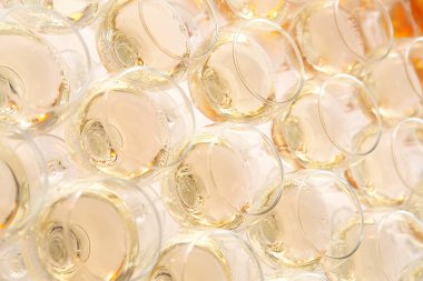 Bardak beyaz şarap ziyafette. Üstten Görünüm