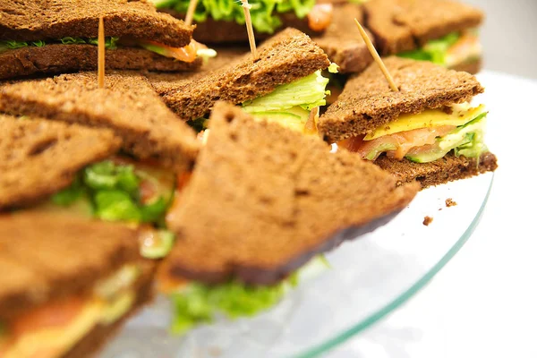 Delicioso conjunto de comida de catering com sanduíches — Fotografia de Stock
