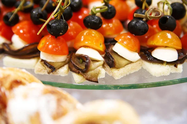 접시에 치즈와 가지와 토마토 롤 — 스톡 사진