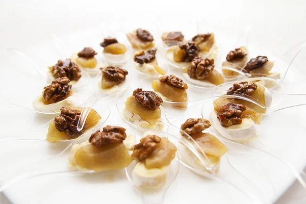 meze peynir ve ceviz beyaz arka plan üzerine açık büfe için