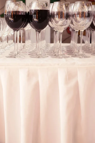 Bir kadeh kırmızı şarap.