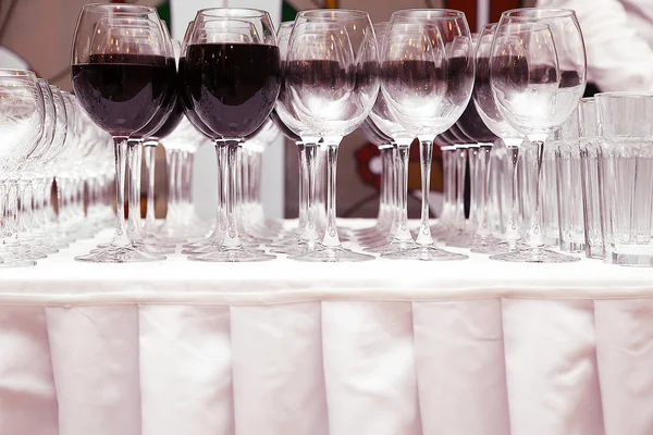 Bir kadeh kırmızı şarap.