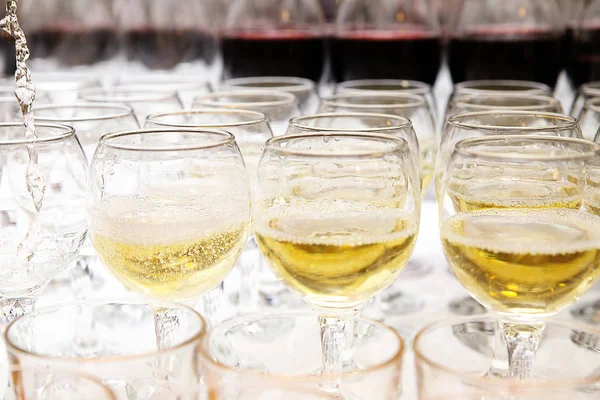 Beyaz şarap şarap cam, closeup dökme