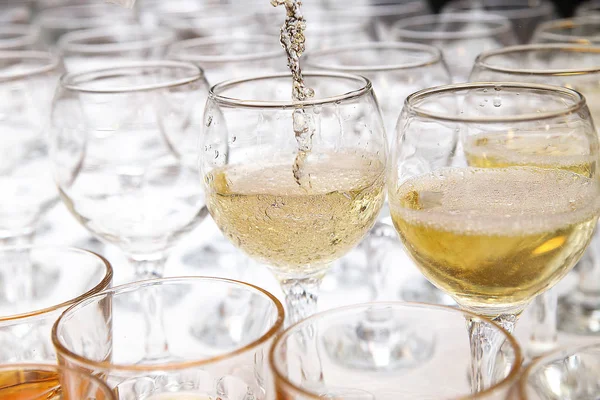 Vino bianco versato nel bicchiere di vino, primo piano — Foto Stock