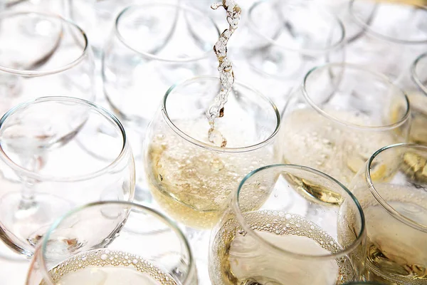 Vino blanco vertiendo en copa de vino, primer plano —  Fotos de Stock