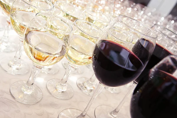 Bardak beyaz şarap ziyafette