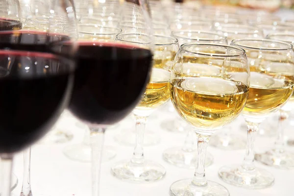 Rode en witte wijn in glazen op buffet tafel — Stockfoto