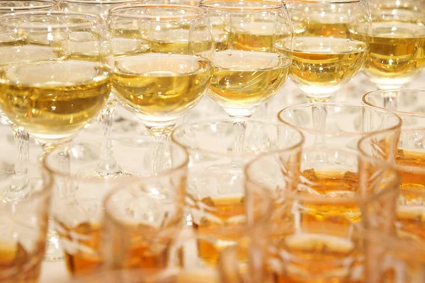 Glazen witte wijn aan het banket — Stockfoto