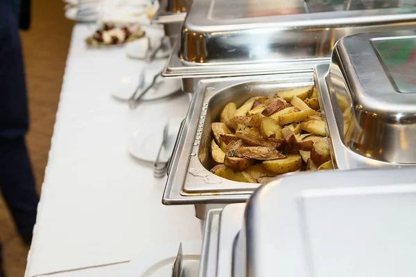 Table de banquet avec chauffe-plat — Photo