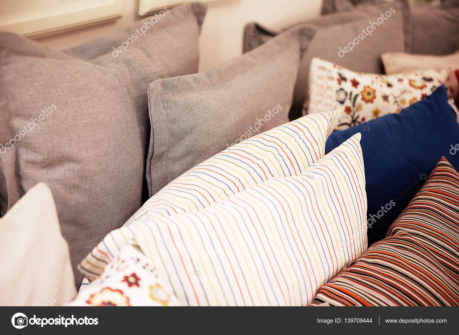 viele Kissen auf dem Bett — Stockfoto © Ribalka #139709444 viele Kissen auf dem Bett — Stockfoto © Ribalka #139709444