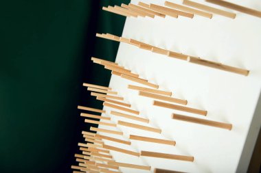 Konu üzerinde yeşil arka plan izole için stand