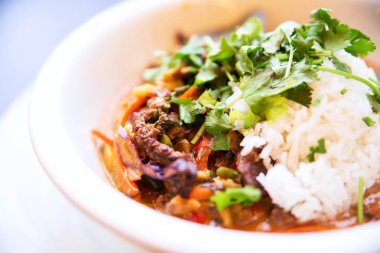 sığır eti kırmızı Köri soslu sebze ve pirinç parçası