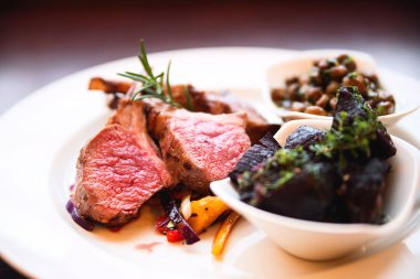 kuzu raflar sarımsak, mantar ve pancar