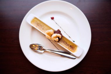 kaz ciğeri Creme brulee, incir reçeli ve gevrek domuz çatlamak