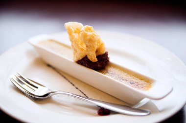 kaz ciğeri Creme brulee, incir reçeli ve gevrek domuz çatlamak