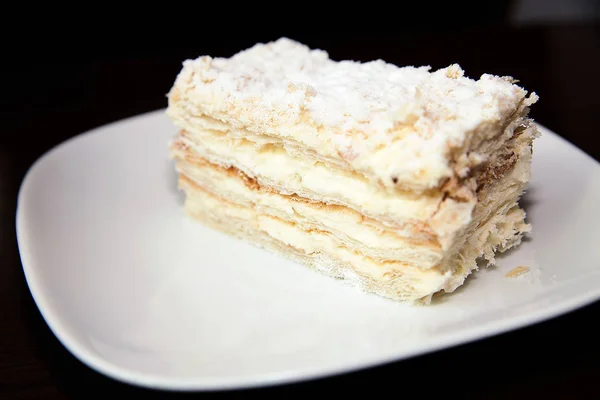 Tort napoleon pe placă albă — Fotografie, imagine de stoc