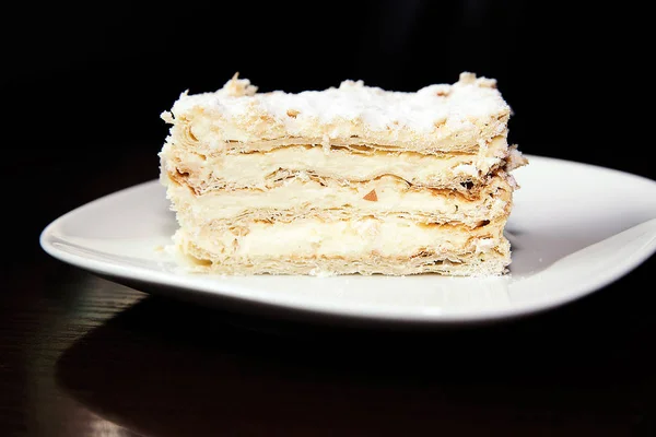 Pastel de napoleon en plato blanco —  Fotos de Stock