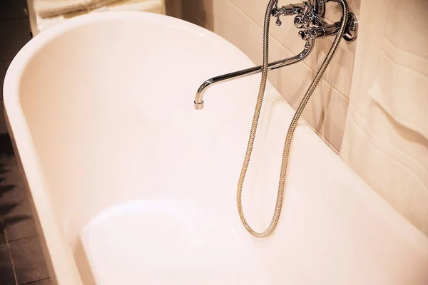 Grifo de la bañera en el baño — Foto de Stock