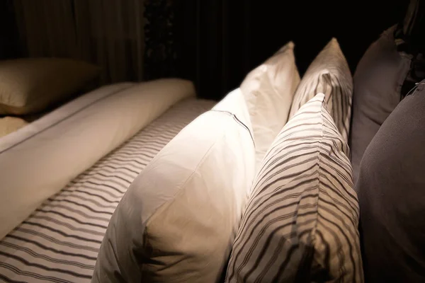 Muchas almohadas en la cama —  Fotos de Stock