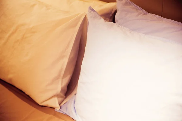 Muchas almohadas en la cama —  Fotos de Stock