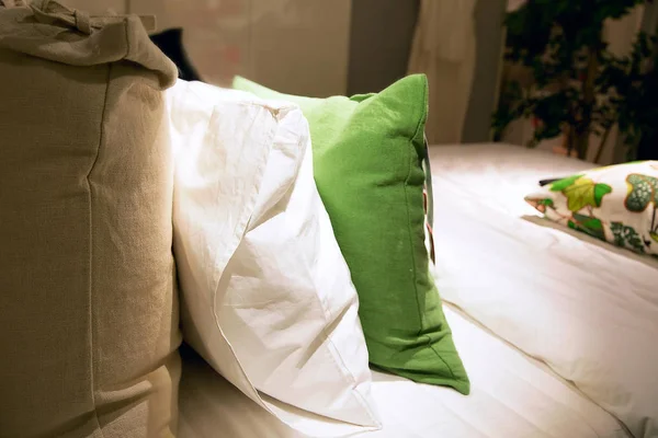 Łóżko w sypialni w nocy — Zdjęcie stockowe
