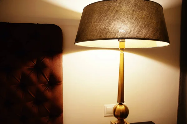 Lampa på sängbordet — Stockfoto