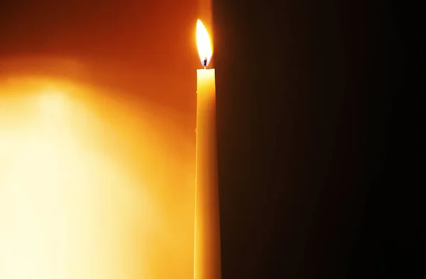 mum tarafından bölünmüş karanlık ve aydınlık taraf kenarlığını