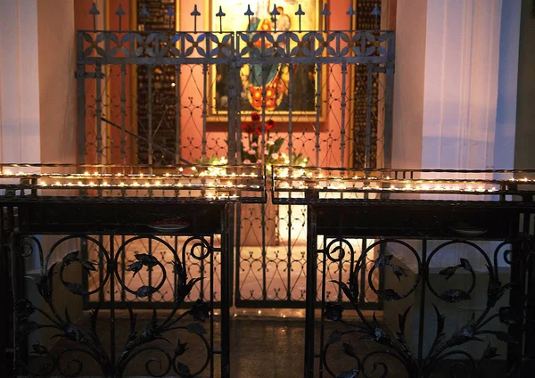 Muchas velas en la iglesia —  Fotos de Stock