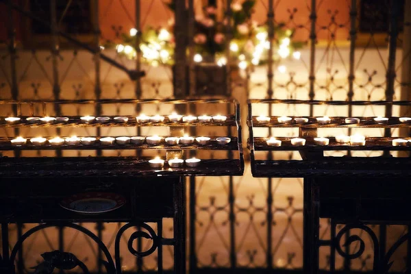 Viele Kerzen in der Kirche — Stockfoto