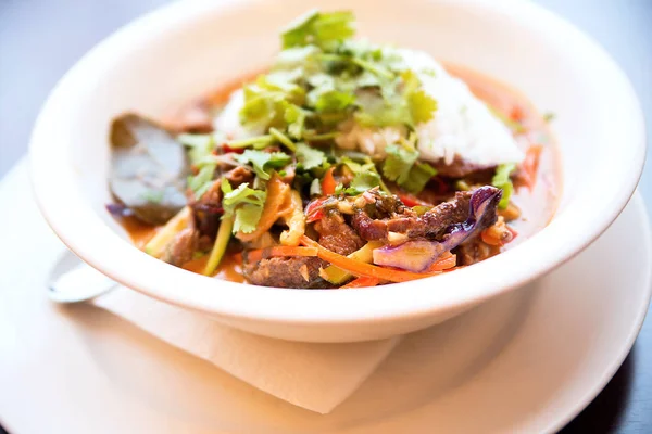 Sığır eti kırmızı Köri soslu sebze ve pirinç parçası — Stok fotoğraf