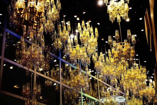 Un montón de lámparas de araña en el teatro —  Fotos de Stock