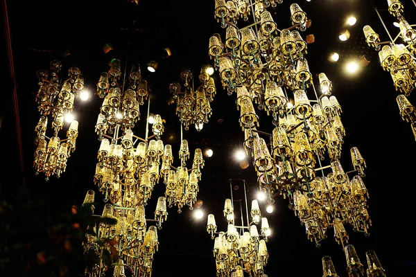 Un montón de lámparas de araña en el teatro — Foto de Stock