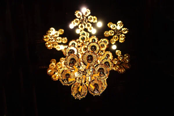 Lustre moderno chique dourado — Fotografia de Stock