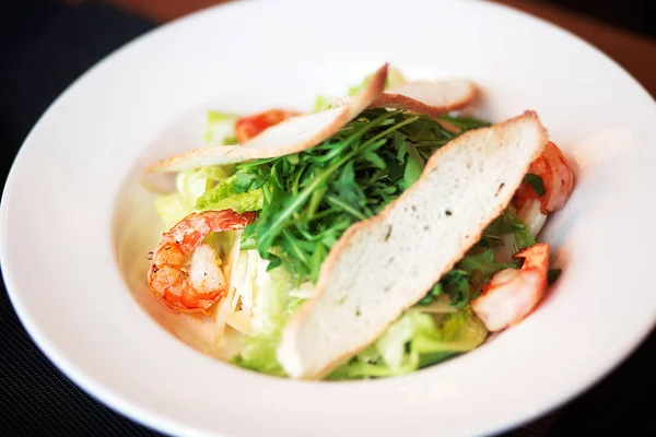 Caesar salad with prawns — Stock Photo, Image