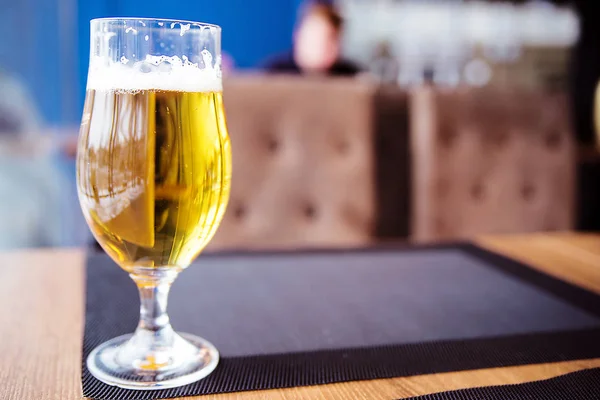 Bicchiere di birra dorata sul tavolo — Foto Stock