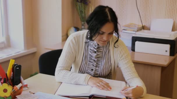 Teacher in the school — Stock Video