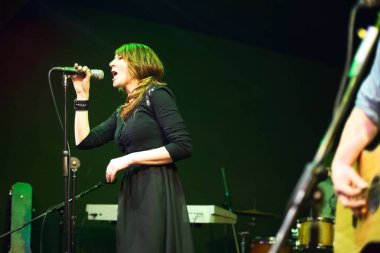 Güzel esmer şarkıcı sahne