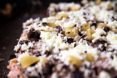 Ev yapımı pizza masada