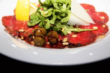 Carpaccio zeytin ve roka ile