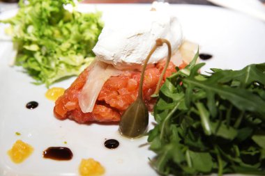 Turşu zencefil, Kapari ve peynir Kremette ile Somon tartar