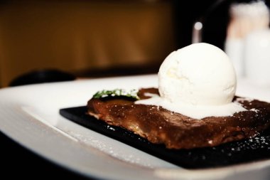 Elmalı pasta dondurma bir kepçe ile