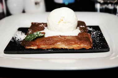 Elmalı pasta dondurma bir kepçe ile