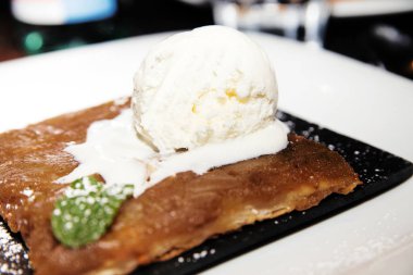 Elmalı pasta dondurma bir kepçe ile