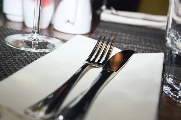 Forchetta e coltello su un tovagliolo in un ristorante — Foto Stock
