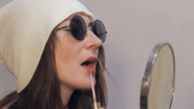 Kızın dudaklarını boyalar