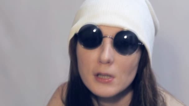 Fille de mode en lunettes noires — Video